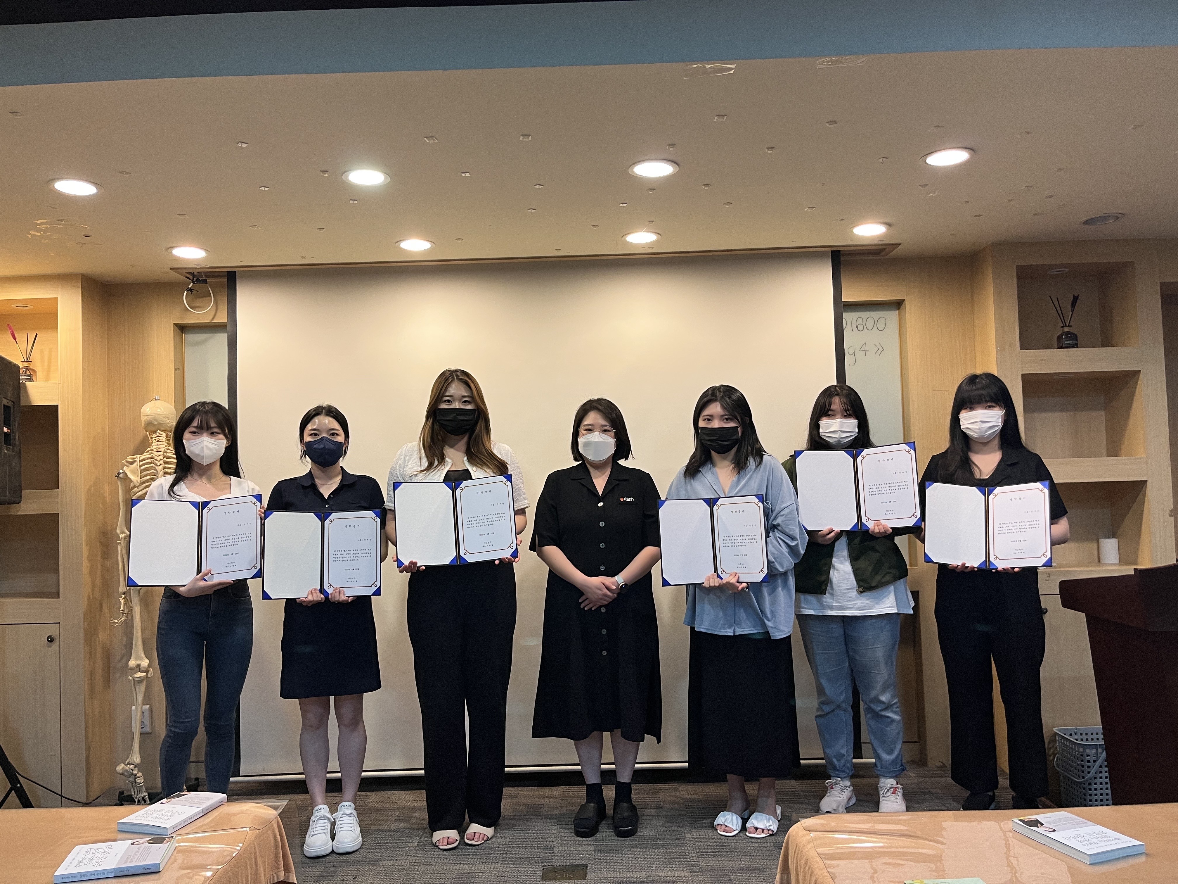 뷰티디자인학부 메디컬에스테틱반 재학생 6명에게  기탁장학금 수여식 실시